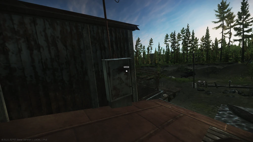 海边沉没建筑的房顶